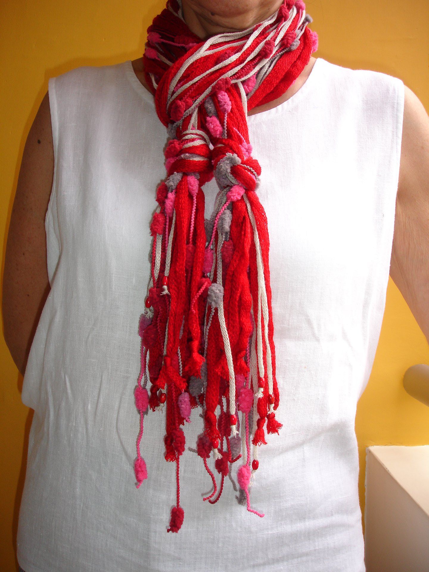 Bufanda roja hecha a mano