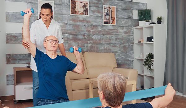 personas mayores haciendo ejercicios