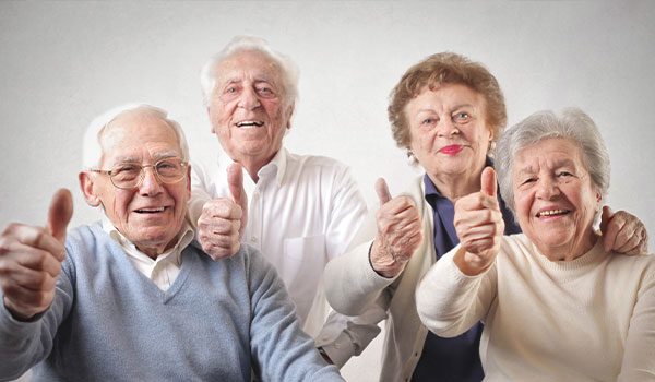 personas mayores felices