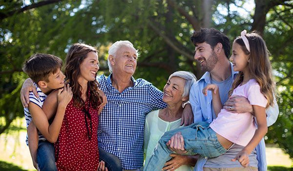 personas mayores en familia