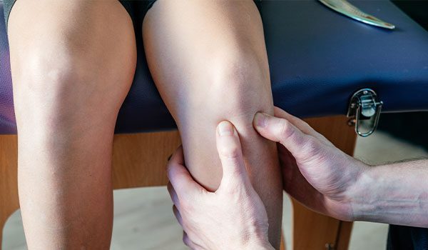 dolor en las piernas de persona mayor