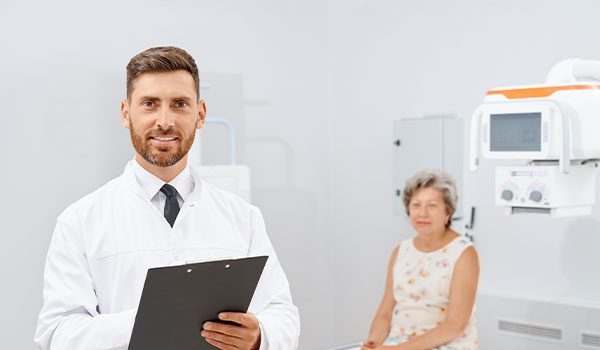 profesional de la salud para personas mayores