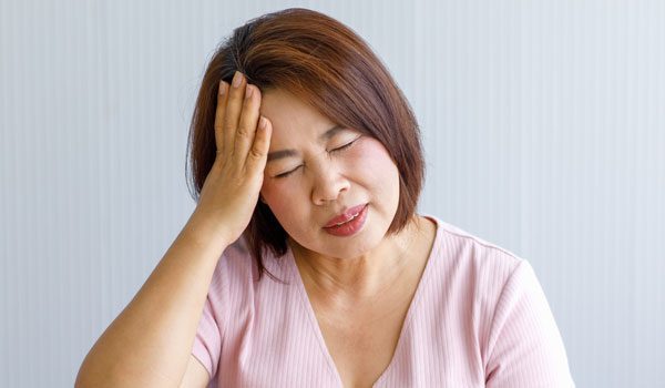 Mujer con dolor de cabeza por la ansiedad