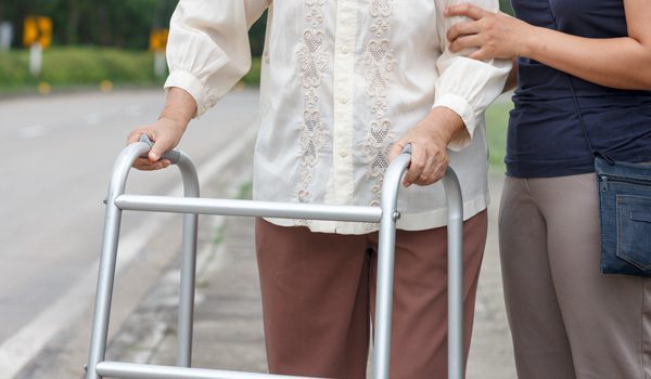 Persona-caminado-siendo-asistida-en-la-calle