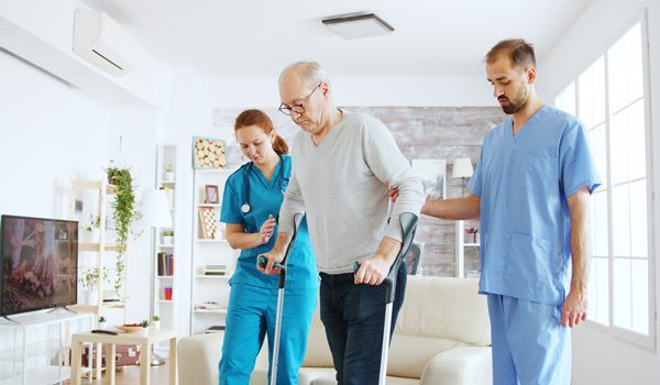 Persona-caminando-con-asistencia-medica