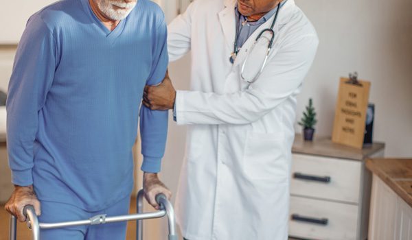 Persona-mayor-siendo-asistida-por-medico