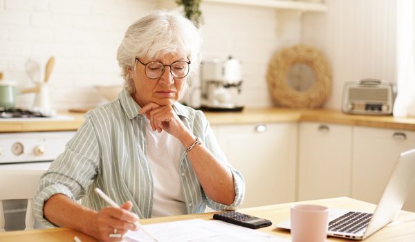 Mujer mayor siendo notificada de sus subsidio