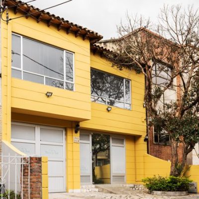 Fachada Hogar Atardecer Dorado en Bogotá