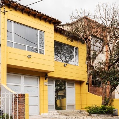 Fachada Hogar Atardecer Dorado en Bogotá