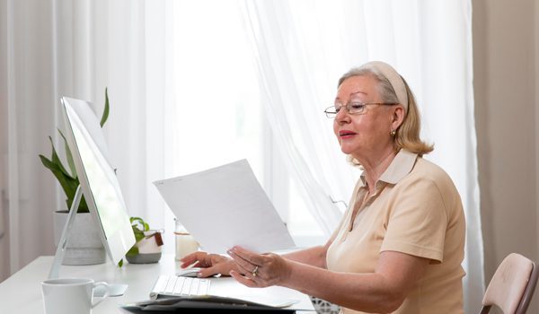 Persona mayor revisando documentos del subsidio adulto mayor