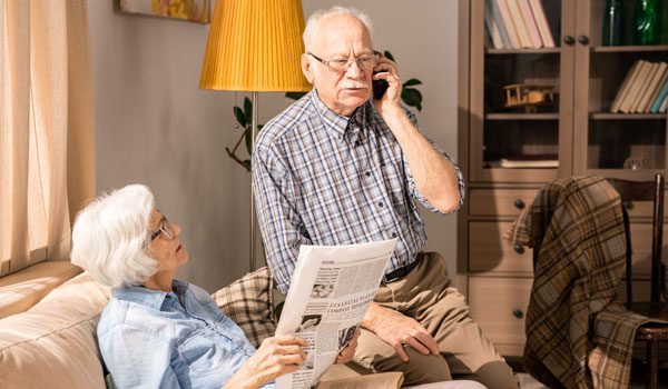 Adulto mayor hablado al teléfono
